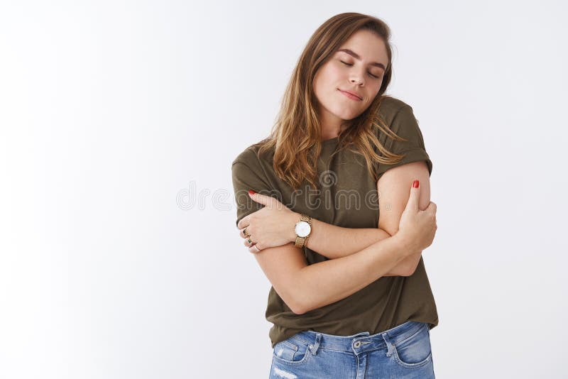 Tendresse, amour, concept d'acceptation Épaule de penchement de port de T-shirt de femme caucasienne attirante insouciante fémini photos stock Tendresse, amour, concept d'acceptation Épaule de penchement de port de T-shirt de femme caucasienne attirante insouciante fémini photos stock