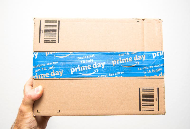 Tenencia de la mano del hombre contra la caja de cartón blanca del día del Amazon Prime fotografía de archivo libre de regalías Tenencia de la mano del hombre contra la caja de cartón blanca del día del Amazon Prime fotografía de archivo libre de regalías