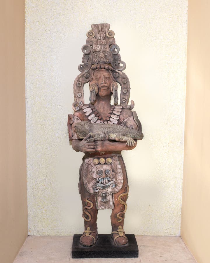 Tenencia maya antigua de la estatua de la arcilla una iguana fotografía de archivo libre de regalías Tenencia maya antigua de la estatua de la arcilla una iguana fotografía de archivo libre de regalías