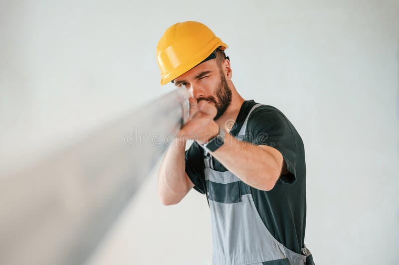 Tenere a mano materiale da costruzione. l'uomo sta riparando nell'appartamento fotografie stock