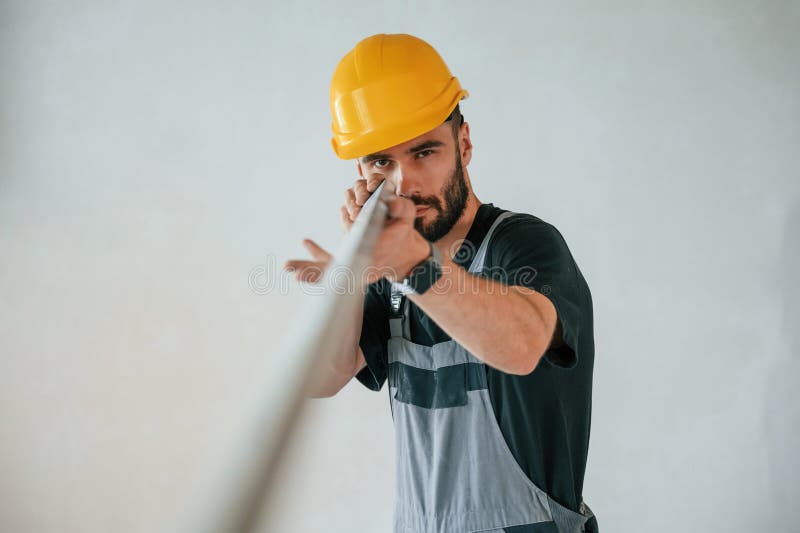 Tenere a mano materiale da costruzione. l'uomo sta riparando nell'appartamento fotografie stock libere da diritti