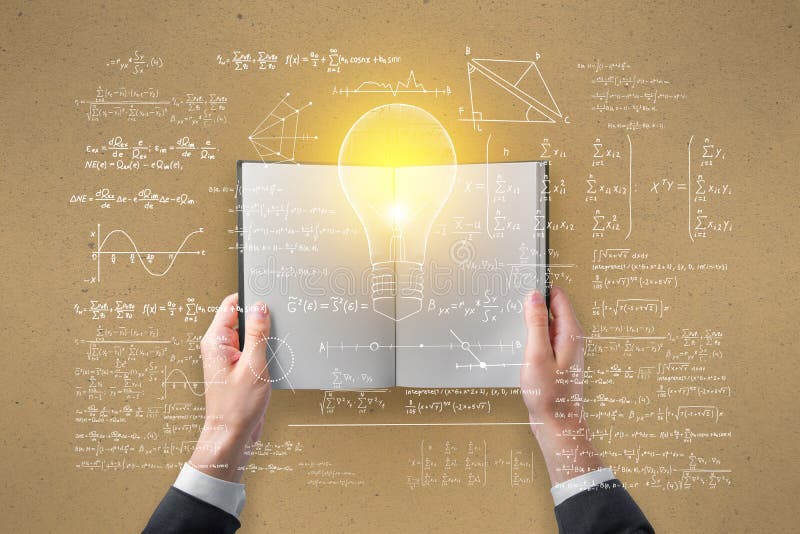 Tenere a mano un libro aperto con uno sketch astratto della lampadina con formule matematiche sullo sfondo della parete luminosa. fotografia stock libera da diritti