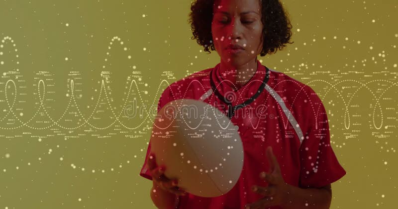 Tenere una persona di rugby a palla in una maglia rossa con sovrapposizione di visualizzazione dei dati di animazione stock footage