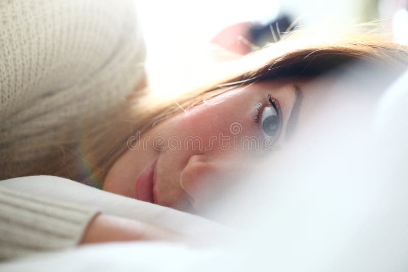 Tenerezza a letto Guardi della donna che si trova fra gli strati fotografia stock libera da diritti Tenerezza a letto Guardi della donna che si trova fra gli strati fotografia stock libera da diritti