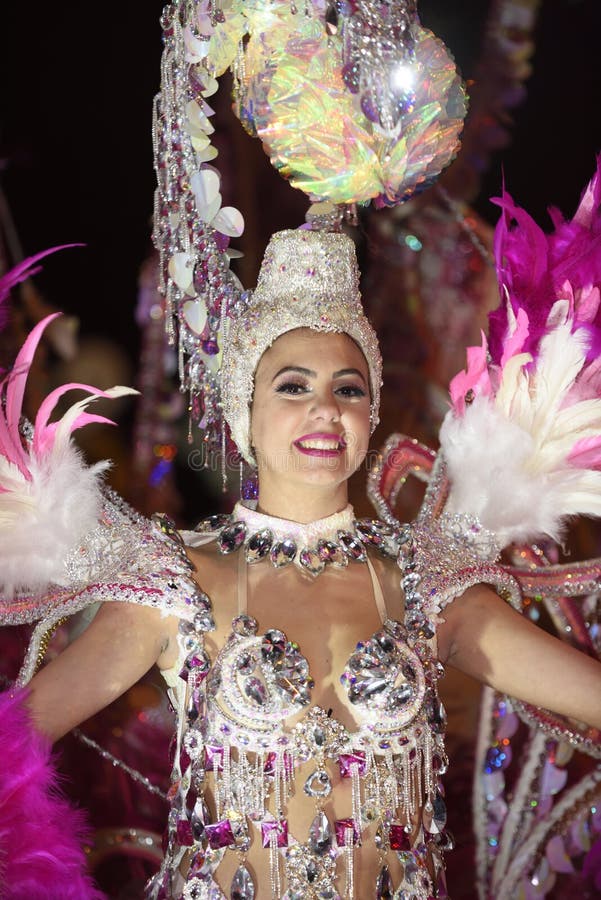 TENERIFE, EL 2 DE MARZO: Gran desfile en la calle que anuncia que está viniendo el carnaval 2 de marzo de 2019, islas Canarias Es fotos de archivo libres de regalías TENERIFE, EL 2 DE MARZO: Gran desfile en la calle que anuncia que está viniendo el carnaval 2 de marzo de 2019, islas Canarias Es fotos de archivo libres de regalías