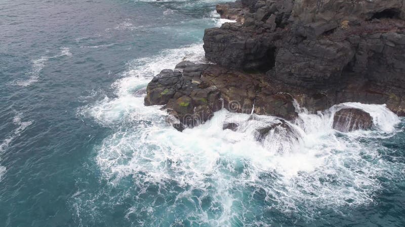 TENERIFE, SPAGNA - MAGGIO, 18, 2018: Costa e scogliere dell'Oceano Atlantico di vista aerea su lungomare video d archivio