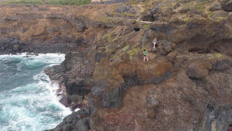 TENERIFE, SPAGNA - MAGGIO, 18, 2018: Costa e scogliere dell'Oceano Atlantico di vista aerea su lungomare archivi video