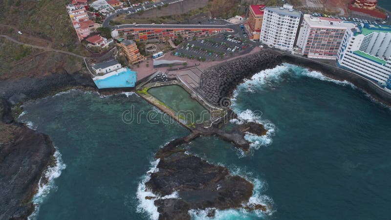 TENERIFE, SPAGNA - MAGGIO, 18, 2018: Costa ed hotel dell'Oceano Atlantico di vista aerea sul lungomare video d archivio