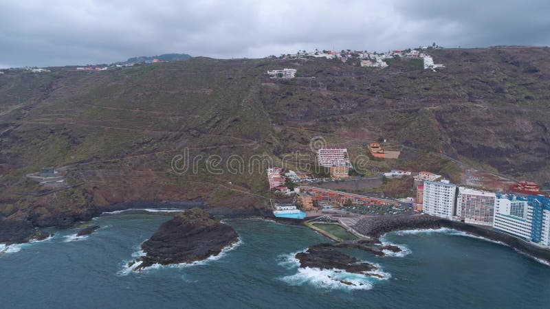 TENERIFE, SPAGNA - MAGGIO, 18, 2018: Costa ed hotel dell'Oceano Atlantico di vista aerea sul lungomare video d archivio