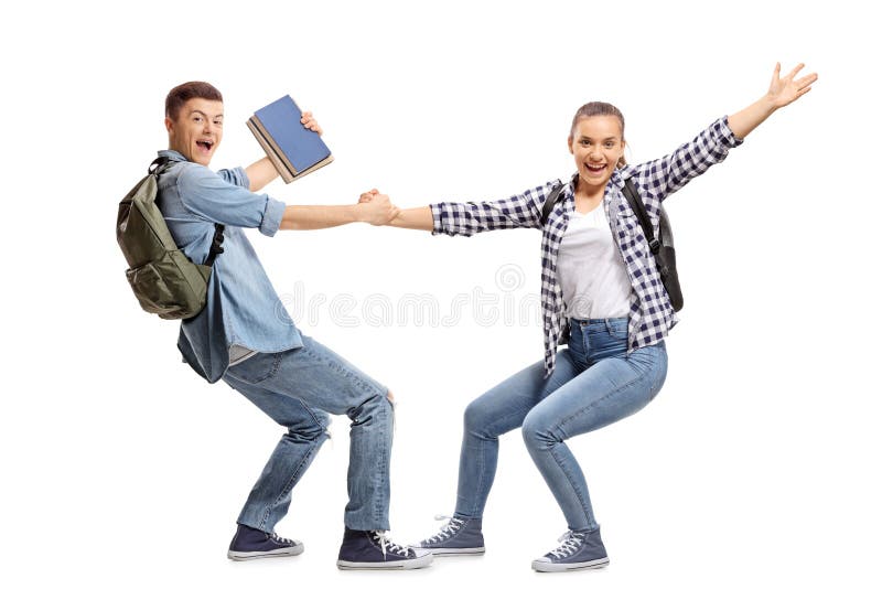 Tenersi per mano allegro delle studentesse e del maschio fotografia stock Tenersi per mano allegro delle studentesse e del maschio fotografia stock