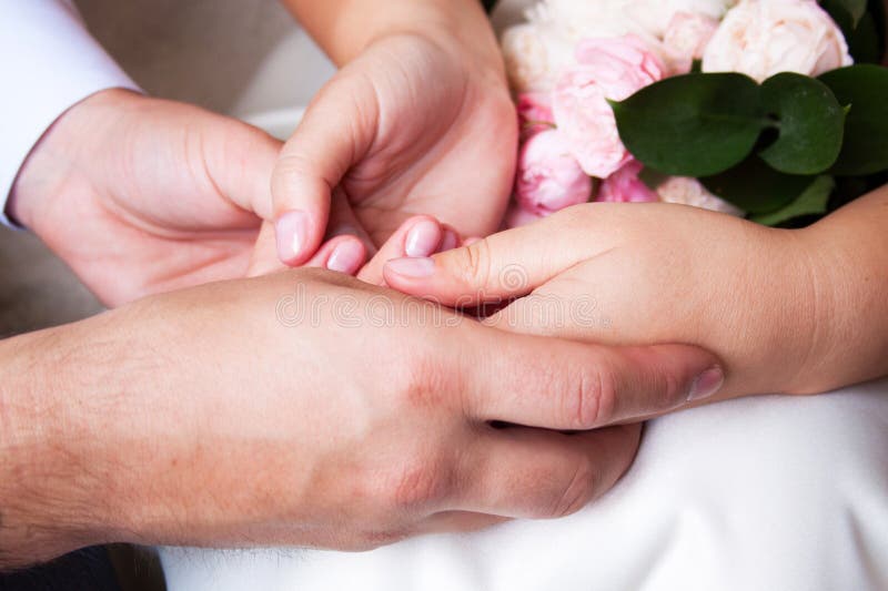 tenersi per mano di seduta delle coppie con il woman& x27; mano di s sopra man& x27; mano di s fotografie stock tenersi per mano di seduta delle coppie con il woman& x27; mano di s sopra man& x27; mano di s fotografie stock