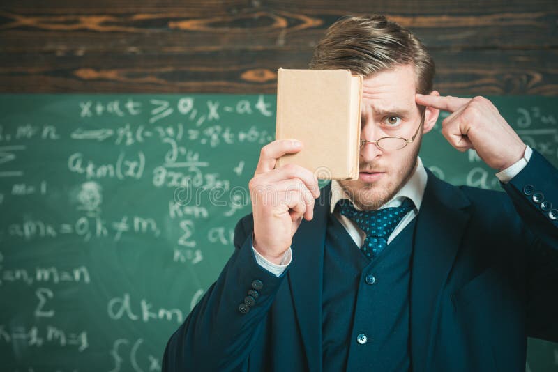 Tenga presente Desgaste formal del profesor y miradas elegantes, fondo de los vidrios de la pizarra Concepto de la educación Cont fotos de archivo libres de regalías Tenga presente Desgaste formal del profesor y miradas elegantes, fondo de los vidrios de la pizarra Concepto de la educación Cont fotos de archivo libres de regalías