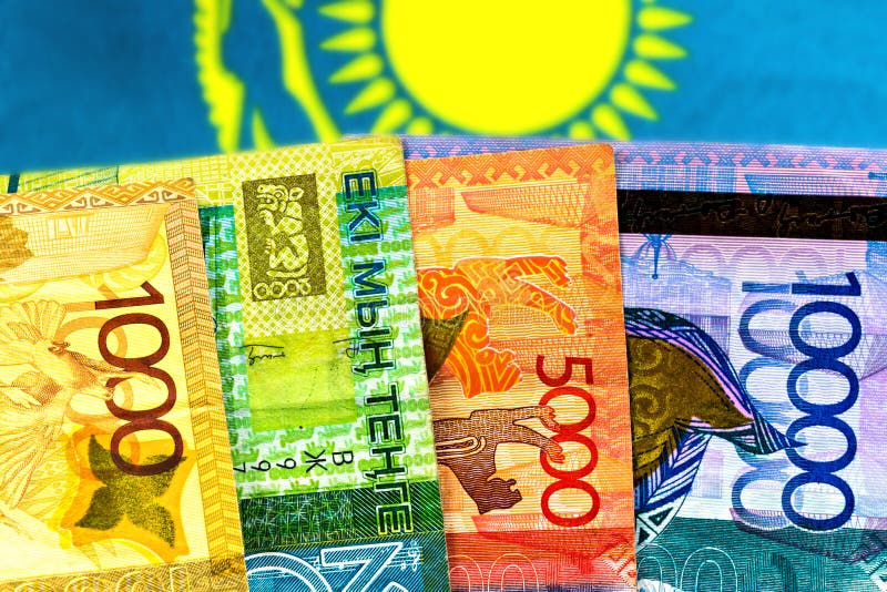 Tenge de Kazakhstan d'argent sur le fond du drapeau image stock Tenge de Kazakhstan d'argent sur le fond du drapeau image stock