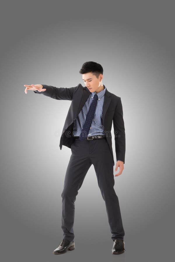 Tenir la pose de l'homme asiatique d'affaires images libres de droits Tenir la pose de l'homme asiatique d'affaires images libres de droits