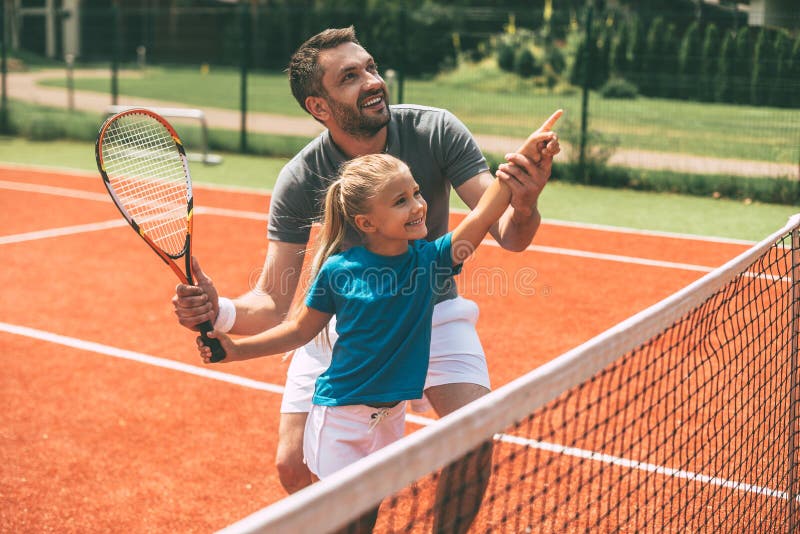Tenis jest zabawą gdy ojciec jest blisko zdjęcia stock Tenis jest zabawą gdy ojciec jest blisko zdjęcia stock