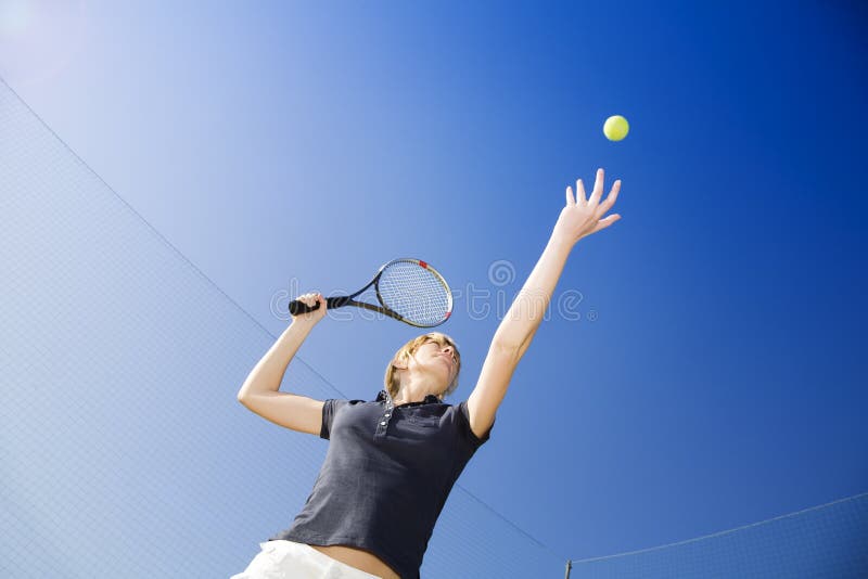 Una mujer tenis, acerca de sobre el esfera.