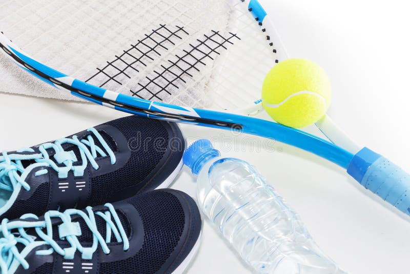 Tennis p? en ljus bakgrund gymnastikskor tennisracket, boll, arkivfoto Tennis p? en ljus bakgrund gymnastikskor tennisracket, boll, arkivfoto