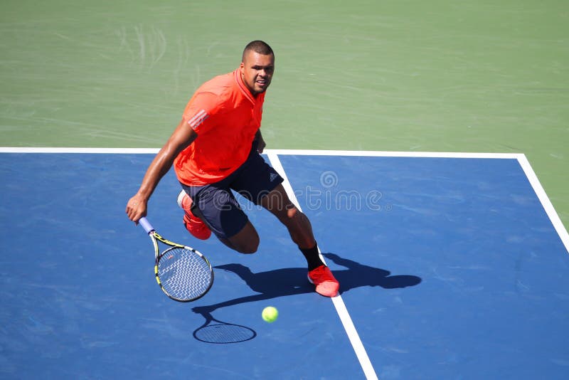 Tennis professionista Jo-Wilfried Tsonga della Francia nell'azione durante la sua partita rotonda quattro all'US Open 2015 immagine stock libera da diritti Tennis professionista Jo-Wilfried Tsonga della Francia nell'azione durante la sua partita rotonda quattro all'US Open 2015 immagine stock libera da diritti