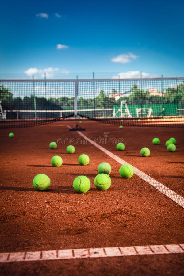 Tennisballen op een tennisbaan stock foto's Tennisballen op een tennisbaan stock foto's
