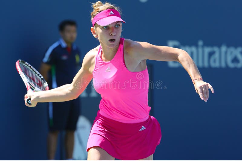 Tennisprofi Simona Halep während des Erstrundematches an US Open 2014 stockbilder Tennisprofi Simona Halep während des Erstrundematches an US Open 2014 stockbilder