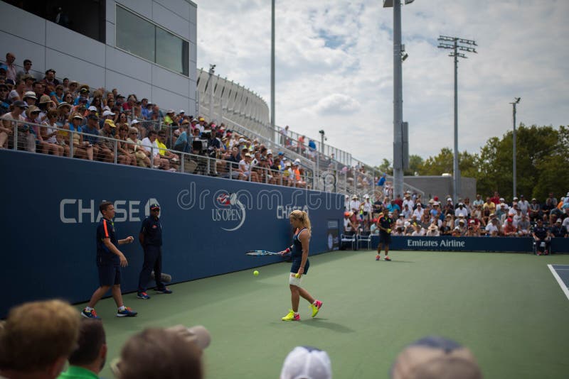 Tennisspelare in - mellan punkter royaltyfria bilder Tennisspelare in - mellan punkter royaltyfria bilder