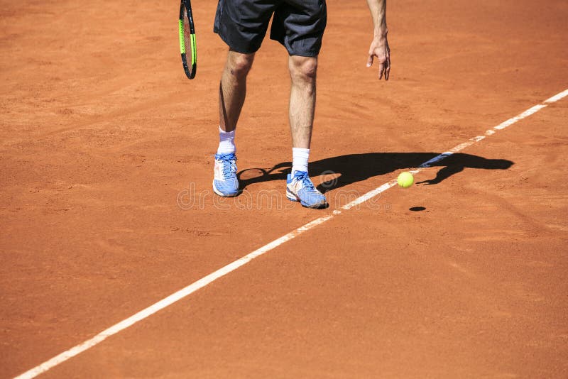 Tennisspelare som är klar att tjäna som royaltyfria bilder Tennisspelare som är klar att tjäna som royaltyfria bilder