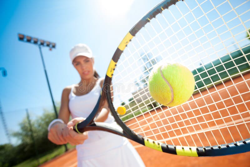 Tennisspeler die de bal raken royalty-vrije stock afbeelding Tennisspeler die de bal raken royalty-vrije stock afbeelding
