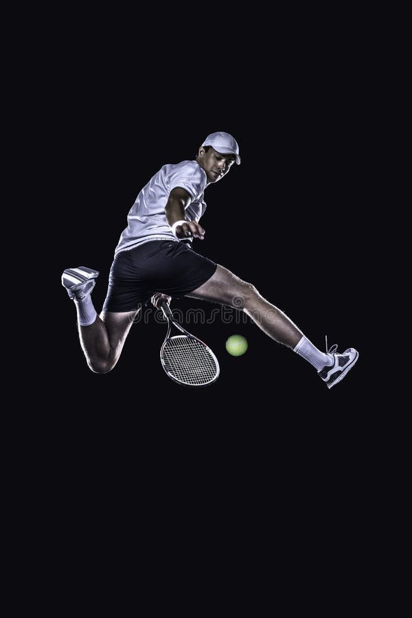 Tennisspeler die voor de harde geïsoleerde bal bereiken stock foto's Tennisspeler die voor de harde geïsoleerde bal bereiken stock foto's