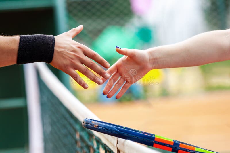 Tennisspelers schudden hand na match