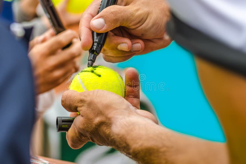 Tennisspieler unterzeichnet Autogramm nach Gewinn stockbild Tennisspieler unterzeichnet Autogramm nach Gewinn stockbild