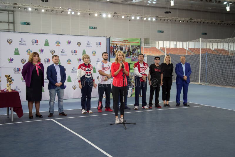 Download Tennistoernooien Voor Prijzen Van Elena Vesnina Redactionele Fotografie - Afbeelding bestaande uit spel, opleiding: 107704477