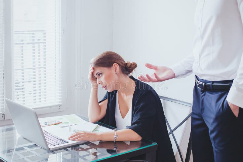 Tensión en el trabajo, la presión emocional, el jefe enojado y el empleado infeliz cansado foto de archivo libre de regalías Tensión en el trabajo, la presión emocional, el jefe enojado y el empleado infeliz cansado foto de archivo libre de regalías