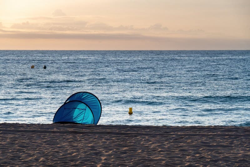 Tente bleue sur la plage vide Coucher de soleil sur le camping de côte sur le rivage de la mer images stock