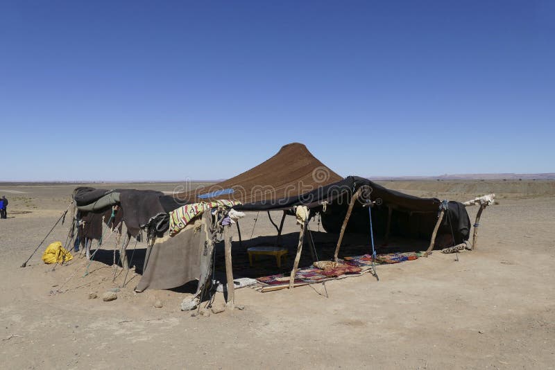 Tente tiss?e de camp nomade de berber dans Sahara Desert image libre de droits Tente tiss?e de camp nomade de berber dans Sahara Desert image libre de droits