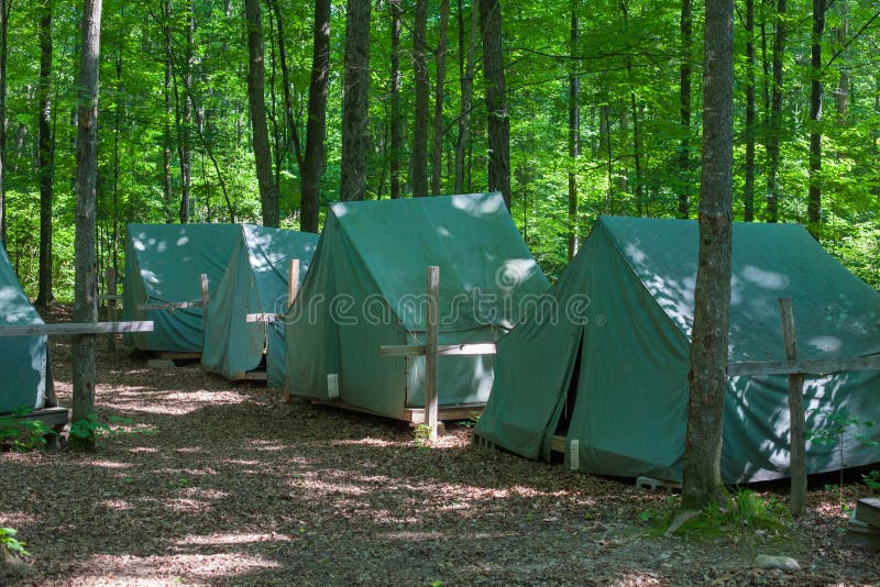 Tentes de camping au terrain de camping rustique photographie stock libre de droits Tentes de camping au terrain de camping rustique photographie stock libre de droits