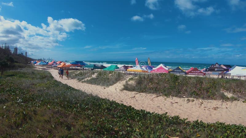 Tentes de plage de Burleigh et vue sur l'océan Destination balnéaire populaire banque de vidéos