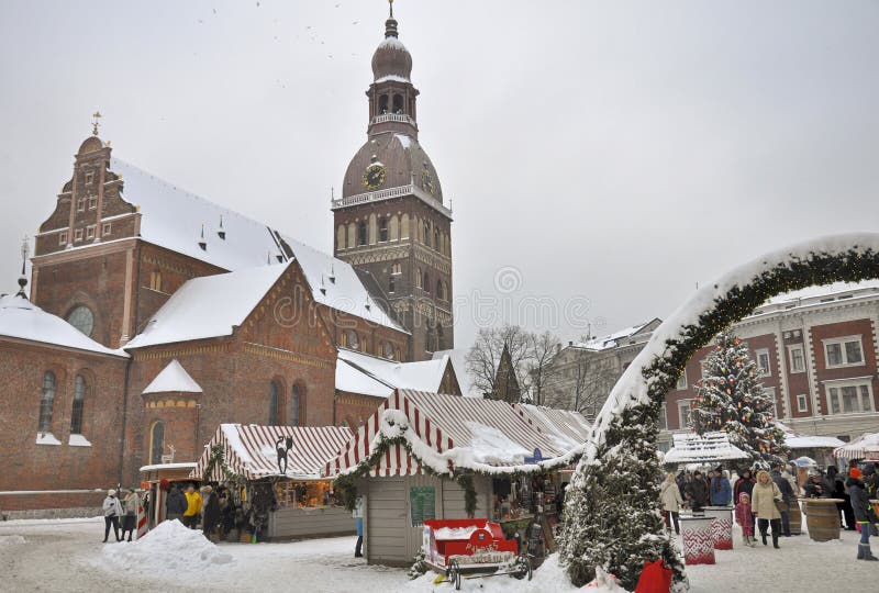 Tentes sur le marché de Noël, la place de dôme, Riga photographie stock libre de droits Tentes sur le marché de Noël, la place de dôme, Riga photographie stock libre de droits