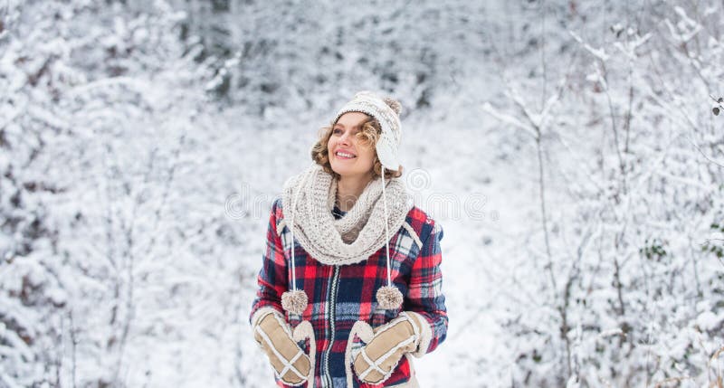 Tenue D'hiver. Femme Porter Des Accessoires Chauds Stand Dans La Nature  Enneigée. Collection De Mode Hiver. Fille émotionnelle Joy Image stock -  Image du forêt, extérieur: 260521699