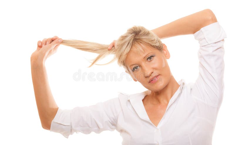 Tenuta bionda della donna matura del ritratto i suoi capelli lunghi fotografia stock Tenuta bionda della donna matura del ritratto i suoi capelli lunghi fotografia stock