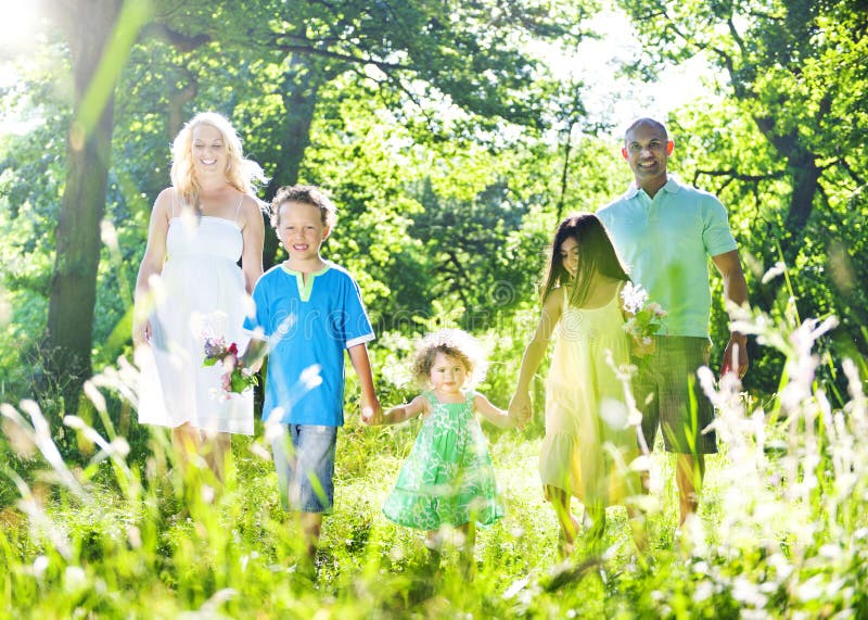 Tenuta della famiglia che cammina insieme con il concetto di legni fotografia stock Tenuta della famiglia che cammina insieme con il concetto di legni fotografia stock