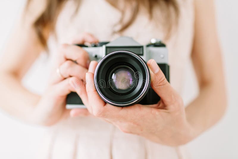 Tenuta della giovane donna nella vecchia macchina fotografica d'annata delle mani Fotografo e macchina da presa della ragazza immagine stock Tenuta della giovane donna nella vecchia macchina fotografica d'annata delle mani Fotografo e macchina da presa della ragazza immagine stock