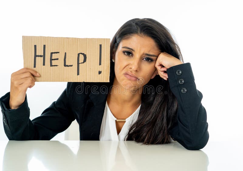 Tenuta enorme e stanca della giovane bella donna latina di affari un segno di aiuto guardando sollecitato, annoiato, frustrato, t immagine stock Tenuta enorme e stanca della giovane bella donna latina di affari un segno di aiuto guardando sollecitato, annoiato, frustrato, t immagine stock