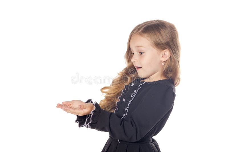 Tenuta sorpresa della bambina qualcosa sulle mani Concetto per l'adv Isolato su priorità bassa bianca fotografia stock libera da diritti