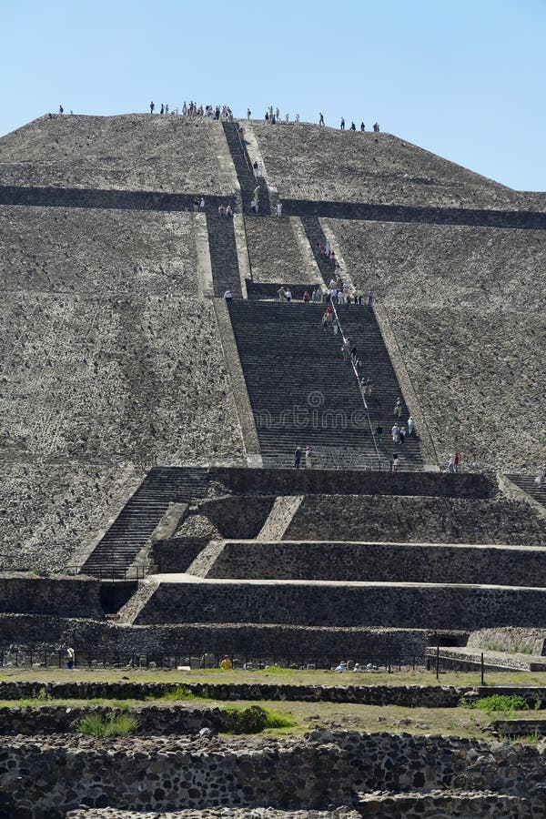 Z fasáda z tri priebeh pyramída z slnko v aztécky archeologické stránky z, mexiko.