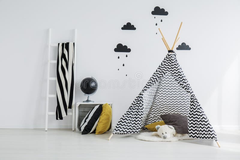 Tepee alla moda e modellato in camera da letto immagini stock libere da diritti Tepee alla moda e modellato in camera da letto immagini stock libere da diritti