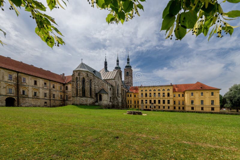 Opatství je velmi starý opatství v západní z, zahrnuty v z praha.