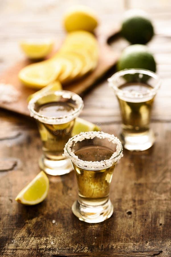 Mexikanischer Tequila Mit Zitrone Auf Holztisch Stockfoto - Bild von ...