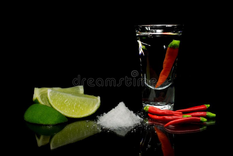 Tequila con el chile en fondo negro imágenes de archivo libres de regalías Tequila con el chile en fondo negro imágenes de archivo libres de regalías
