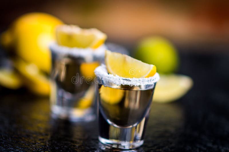 Tequila con el limón imagen de archivo. Imagen de hielo 134195557