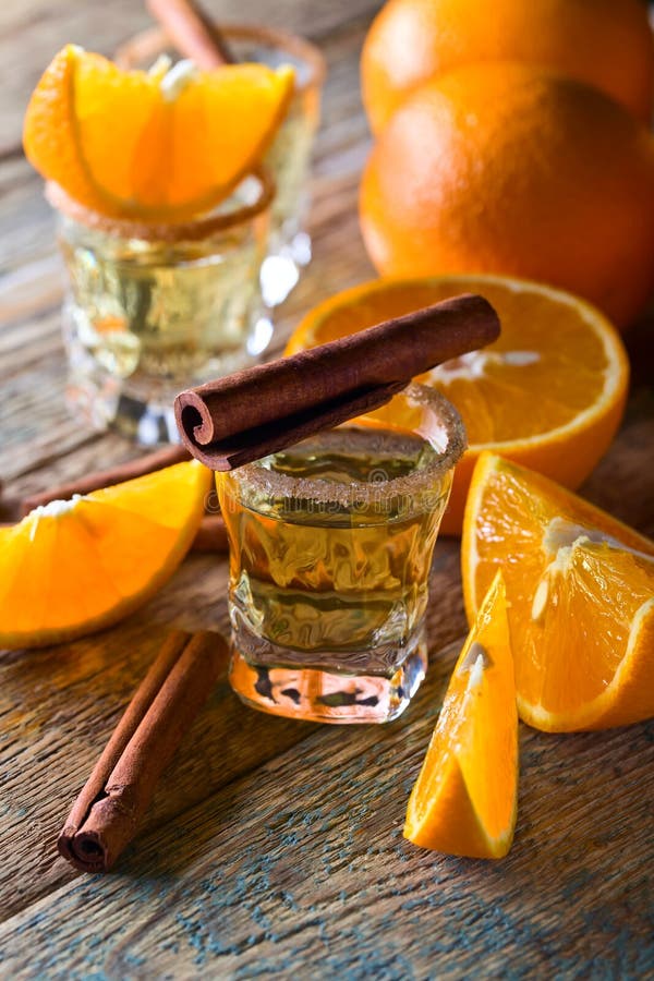 Tequila Del Oro Con La Naranja Y El Canela Imagen de archivo Imagen